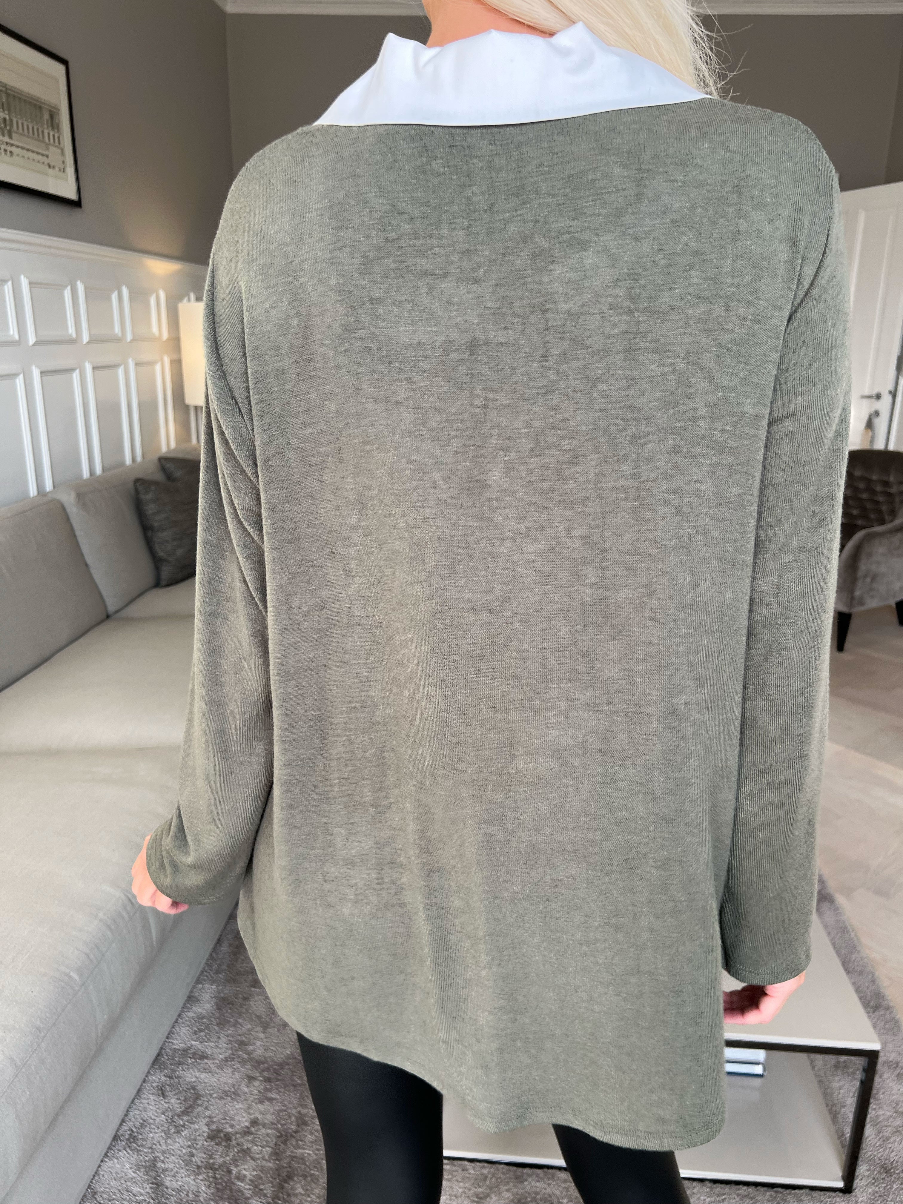 Rita - Härlig mjuk blus med vit skjortkrage